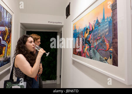 Besucher bei Veranstaltung mit dem amerikanischen Musiker Darryl Matthews McDaniels aka DMC, Gründungsmitglied des hip Hop Gruppe Run–D.M.C. und einer der Pioniere des hip Hop Kultur Schilder Plakate und Erinnerungsstücke in der Hang-up Gallery in London, UK Stockfoto