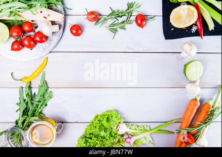 Gesunde Ernährung-Hintergrund. Verschiedene Gemüse auf weißer Holztisch. Picknick-Konzept: Raum für Text. Tiefenschärfe, Flatlay. Stockfoto