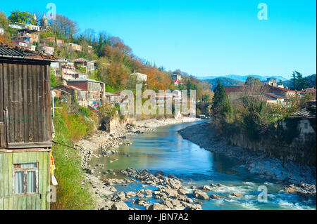 Kutaisi ist zweitgrößte Stadt Georgiens. Kutaisi befindet sich an beiden Ufern des Flusses Rioni Stockfoto