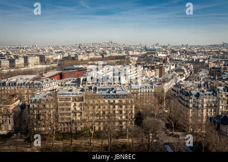 Skyline von Paris Mit Stadtbild eine der Saine Mit Blauem Himmel Im Sommer Stockfoto