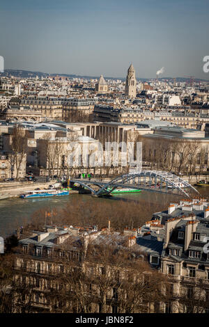 Skyline von Paris Mit Stadtbild eine der Saine Mit Blauem Himmel Im Sommer Stockfoto