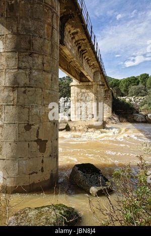 Brücke über den Fluss Yeguas in der Nähe der zentralen Wasserkraft Reservoir von Encinarejo, in der Nähe von Andujar, Sierra Morena, Provinz Jaen, Andalusien, Spanien Stockfoto