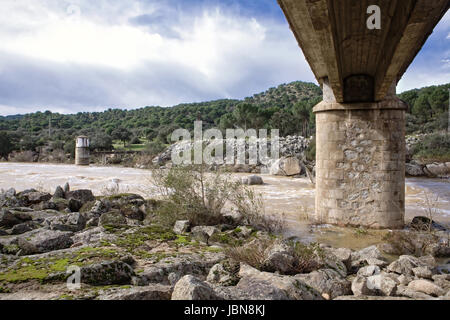 Brücke über den Fluss Yeguas in der Nähe der zentralen Wasserkraft Reservoir von Encinarejo, in der Nähe von Andujar, Sierra Morena, Provinz Jaen, Andalusien, Spanien Stockfoto