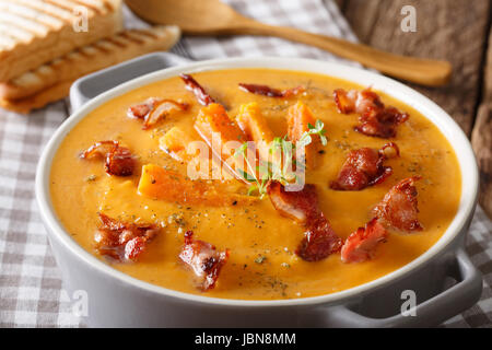 Hausgemachte Süßkartoffel-Suppe mit Speck und Thymian Nahaufnahme auf dem Tisch. horizontale Stockfoto