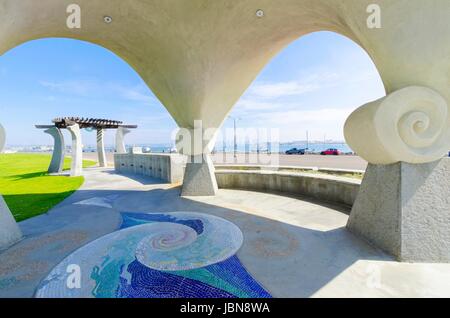 Die Pacific-Portal, aka Shelter Island Pavillon am Point Loma in San Diego, Kalifornien, Vereinigte Staaten von Amerika. Eine architektonische gewölbt Kunst Struktur mit Mosaik Fliesen Decke und Wege. Stockfoto