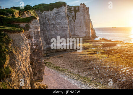 Ansicht im Querformat an der felsigen Küste in Etretat Stockfoto