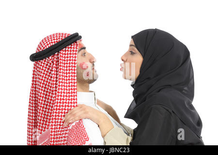 Arabische saudi besessen Frau küssen verzweifelt einen Mann auf einem weißen Hintergrund isoliert Stockfoto