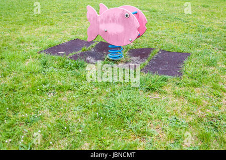 Alten rosa Spielplatz Springer Fisch Reiten Spielzeug Stockfoto