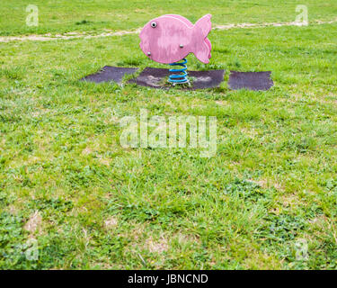 Alten rosa Spielplatz Springer Fisch Reiten Spielzeug Stockfoto