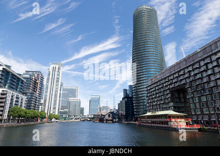 Baltimore Turm & die Lotus chinesische schwimmende Restaurant, innere Millwall Dock, London, UK Stockfoto