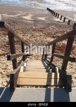 Hölzerne Stufen führen auf den Sand am Strand von St. Helena auf der Isle Of Wight Stockfoto