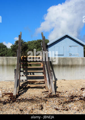 Hölzerne Stufen führen auf den Sand am Strand von St. Helena auf der Isle Of Wight Stockfoto