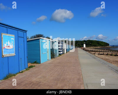 Strandhütten entlang der Deck und der Promenade am Strand von St Helens auf der Isle Of Wight, England Stockfoto