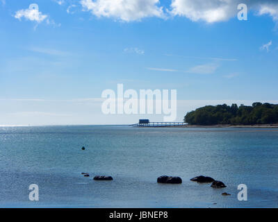 Bembridge Rettungsstation als gesehen FromSt Helen es, über Priorat Bucht auf der Isle Of Wight. Stockfoto