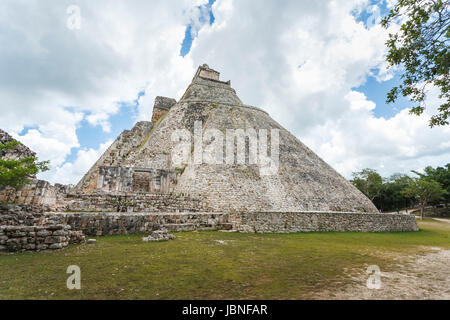 Pyramide der Magier, Uxmal, einer alten mittelamerikanischen Maya-Stadt und archäologische Stätte in der Nähe von Merida, Yucatan, Mexiko, ein UNESCO-Weltkulturerbe Stockfoto