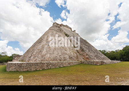 Pyramide der Magier, Uxmal, einer alten mittelamerikanischen Maya-Stadt und archäologische Stätte in der Nähe von Merida, Yucatan, Mexiko, ein UNESCO-Weltkulturerbe Stockfoto