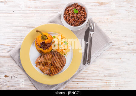 Steak mit Reis gefüllte Paprika Stockfoto