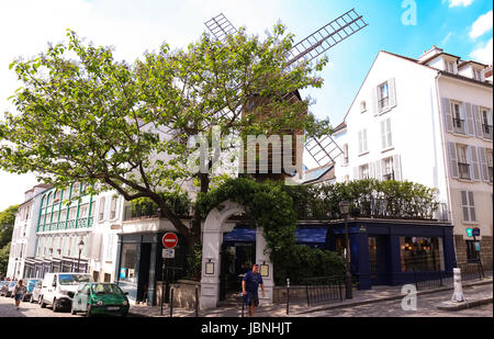 Le Moulin De La Galette ist französischen traditionellen Café befindet sich in Montmartre, Paris, Frankreich. Stockfoto