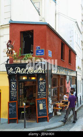 Le Petit Moulin ist französischen traditionellen Café befindet sich in Montmartre, Paris, Frankreich. Stockfoto