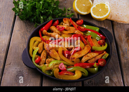 Gegrilltes Gemüse auf Spieße Grillpfanne Stockfoto