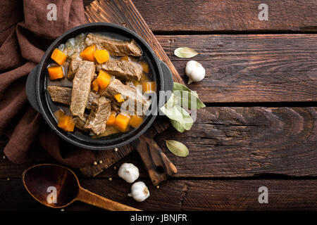 Delicious geschmortes Rindfleisch in Brühe mit Gemüse, Gulasch Stockfoto