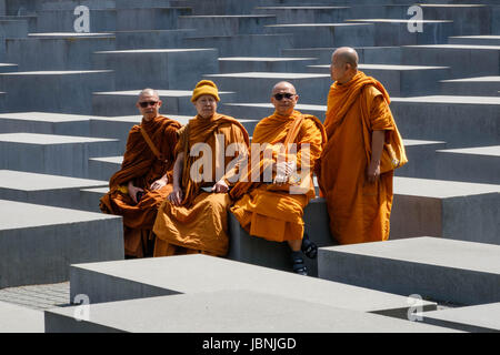 Berlin, Deutschland - 9. Juni 2017: buddhistische Mönche Besuch der Gedenkstätte für die ermordeten Juden Europas aka das Holocaust-Mahnmal in Berlin, Deutschland. Stockfoto