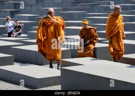 Berlin, Deutschland - 9. Juni 2017: buddhistische Mönche Besuch der Gedenkstätte für die ermordeten Juden Europas aka das Holocaust-Mahnmal in Berlin, Deutschland. Stockfoto