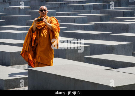 Berlin, Deutschland - 9. Juni 2017: buddhistische Mönche Besuch der Gedenkstätte für die ermordeten Juden Europas aka das Holocaust-Mahnmal in Berlin, Deutschland. Stockfoto