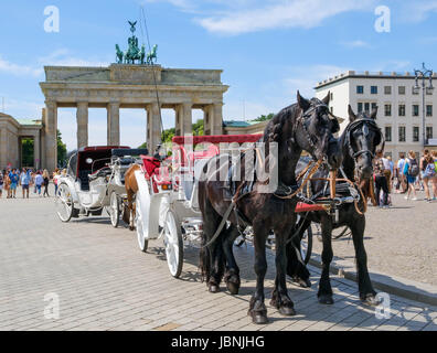 Berlin, Deutschland - 9. Juni 2017: Pferd Kutsche vor dem Brandenbuger Tor (Brandenburger Tor), das berühmteste Wahrzeichen in Berlin, Deutschland. Stockfoto