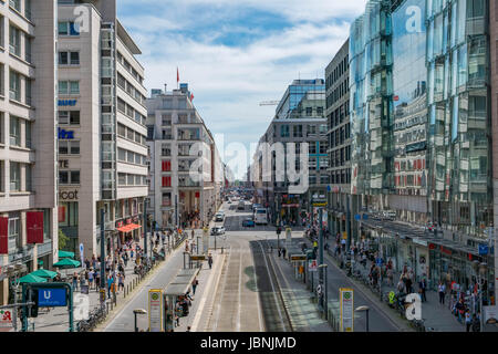 Berlin, Deutschland - 9. Juni 2017: beschäftigt Leben auf der Straße, viele Menschen und Verkehr in der überfüllten Friedrichstraße, einer bekannten Einkaufsstraße in Berlin, Deutschland. Stockfoto