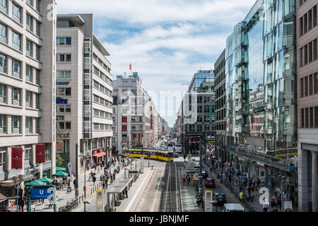 Berlin, Deutschland - 9. Juni 2017: beschäftigt Leben auf der Straße, viele Menschen und Verkehr in der überfüllten Friedrichstraße, einer bekannten Einkaufsstraße in Berlin, Deutschland. Stockfoto