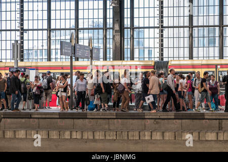 Berlin, Deutschland - 9. Juni 2017: Menschen auf der Plattform stehen und warten auf S-Bahn Bahnhof Berlin Friedrichstraße Stockfoto