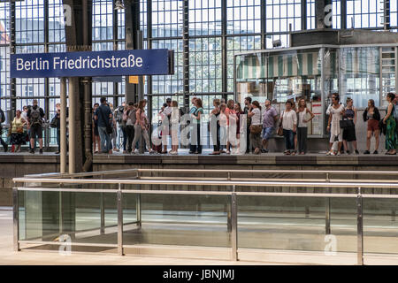 Berlin, Deutschland - 9. Juni 2017: Menschen auf der Plattform stehen und warten auf S-Bahn Bahnhof Berlin Friedrichstraße Stockfoto