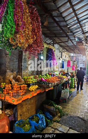 JERUSALEM, ISRAEL - 26. Dezember 2016: Zähler mit Obst und Lametta auf der Straße der Altstadt in Jerusalem. Stockfoto