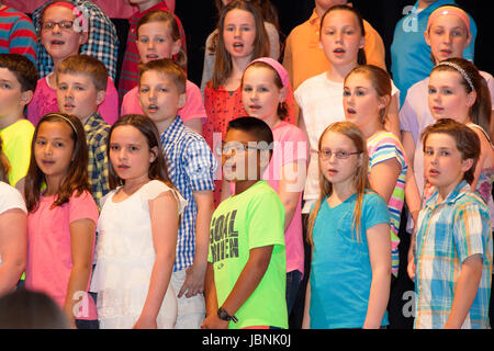 Schulkonzert des 5. Klässler im Chor singen. St Paul Minnesota MN USA Stockfoto