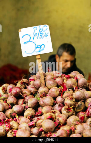 JERUSALEM, ISRAEL - 26. Dezember 2016: Rote Beete ist auf der Theke auf dem Markt der Mahane Yehuda in Jerusalem. Mehr als 250 Vermarkter verkaufen Obst, v Stockfoto