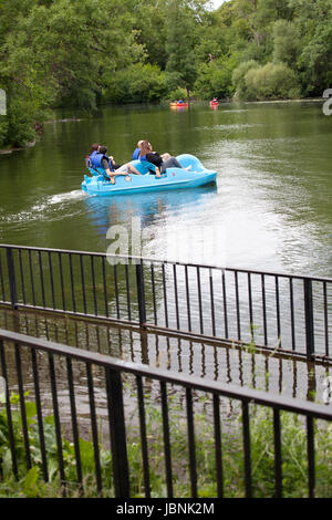 Zwei Paare, die Spaß in ein Paddelboot am Lake Calhoun Kanal Schwimmwesten zu tragen. Minneapolis Minnesota MN USA Stockfoto