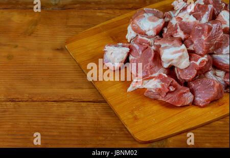 Mehrere Stücke von frischem Schweinefleisch auf dem Schneidebrett, flachen Fokus Stockfoto