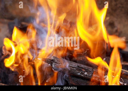 Feuer im Kamin, beachten Sie geringe Schärfentiefe Bereich Brennholz Stockfoto