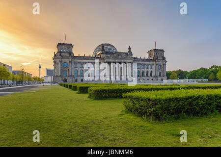Berliner Reichstag (deutsche Parlamentsgebäude) bei Sonnenaufgang, Berlin, Deutschland Stockfoto