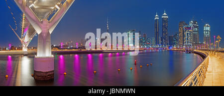 DUBAI, Vereinigte Arabische Emirate - 27. März 2017: Der Abend Skyline mit der Brücke über den neuen Kanal und der Innenstadt. Stockfoto