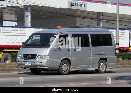 CHIANG MAI, THAILAND-24. Januar 2017: Private Benz MB140D Van. Auf der Straße no.1001, 8 km von Chiang Mai Stadt. Stockfoto