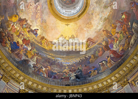 TURIN, Italien - 15. März 2017: Das Fresko der Heiligen Dreifaltigkeit in der Herrlichkeit in die Kuppel der Kirche Chiesa della Santissima Trinita Stockfoto