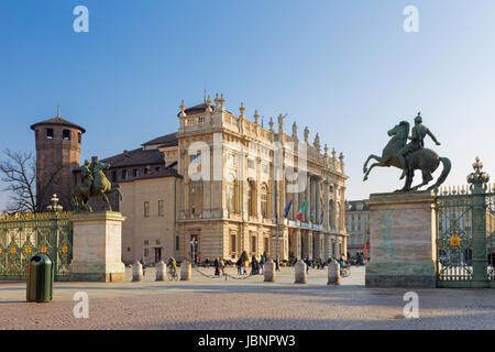 TURIN, Italien - 14. März 2017: Der Platz Piazza Castello mit dem Palazzo Madama und Palazzo Reale. Stockfoto