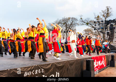 Hinokuni Yosakoi Dance Festival in Kumamoto, Japan. Mitglieder in verschiedenen Dance Teams zusammen Tanzen auf der Bühne für das Grand Finale der zweitägigen Veranstaltung. Stockfoto