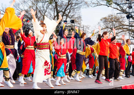 Hinokuni Yosakoi Dance Festival in Kumamoto, Japan. Mitglieder in verschiedenen Dance Teams zusammen Tanzen auf der Bühne für das Grand Finale der zweitägigen Veranstaltung. Stockfoto