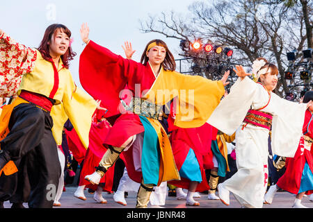 Hinokuni Yosakoi Dance Festival in Kumamoto, Japan. Mitglieder in verschiedenen Dance Teams zusammen Tanzen auf der Bühne für das Grand Finale der zweitägigen Veranstaltung. Stockfoto