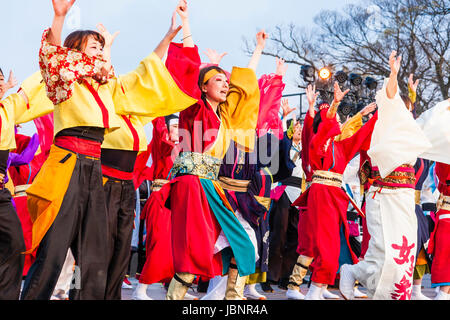 Hinokuni Yosakoi Dance Festival in Kumamoto, Japan. Mitglieder in verschiedenen Dance Teams zusammen Tanzen auf der Bühne für das Grand Finale der zweitägigen Veranstaltung. Stockfoto