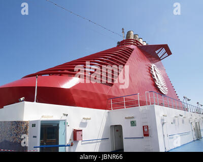 Ansicht des Trichters und Beschilderung Logo Minoan Lines Fähre Schiff Cruise Olympia während der Reise von Ancona, Italien nach Igoumenitsa, Griechenland Stockfoto