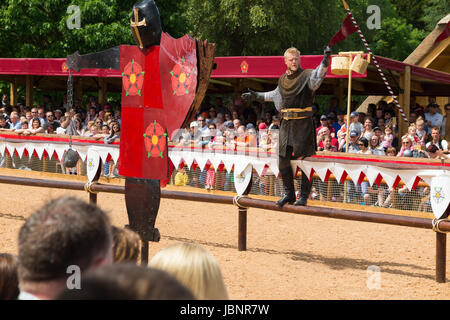 Der Rosenkrieg Ritterturniere Nachstellung der Schlacht trat vor einem Publikum von Touristen im Warwick Castle in Warwickshire. VEREINIGTES KÖNIGREICH. (88) Stockfoto